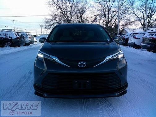 2025 Toyota Sienna LE