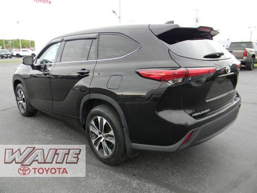 Opulent Amber 2021 Toyota Highlander XLE