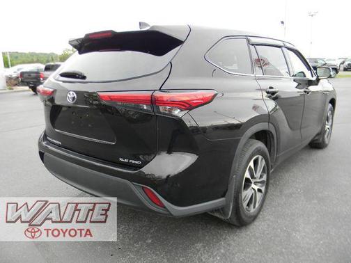 Opulent Amber 2021 Toyota Highlander XLE