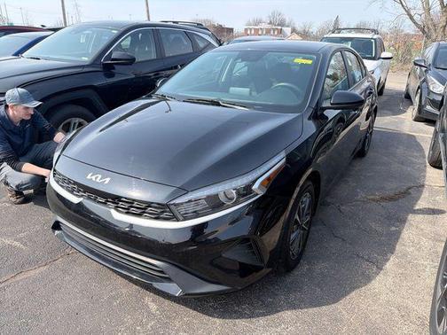Aurora Black Pearl 2022 Kia Forte LXS