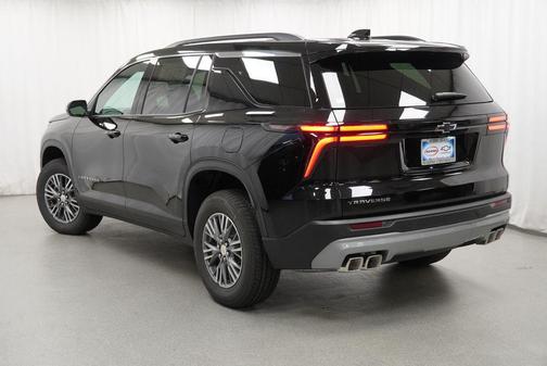 Mosaic Black Metallic 2027 Chevrolet Traverse LT