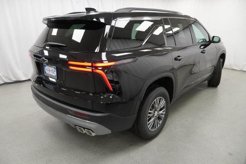 Mosaic Black Metallic 2027 Chevrolet Traverse LT
