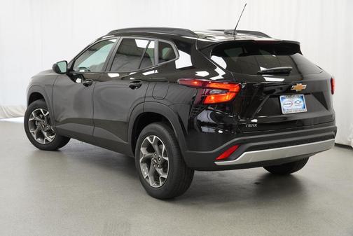 Mosaic Black Metallic 2026 Chevrolet Trax LT