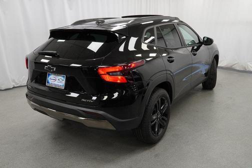 Mosaic Black Metallic 2026 Chevrolet Trax FWD ACTIV