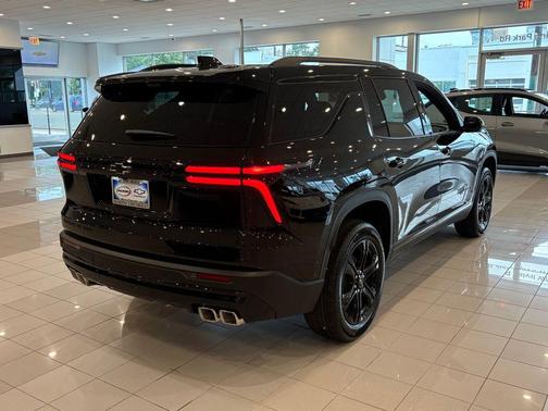 Mosaic Black Metallic 2027 Chevrolet Traverse LT