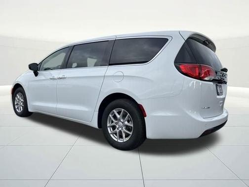 2026 Chrysler Voyager LX