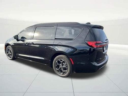2025 Chrysler Pacifica Hybrid Select