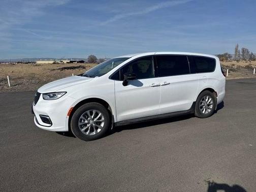 2026 Chrysler Pacifica Select AWD