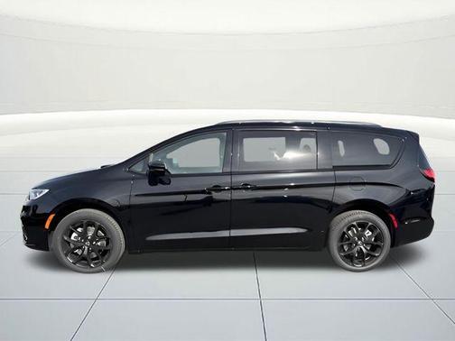 Diamond Black 2026 Chrysler Pacifica Select