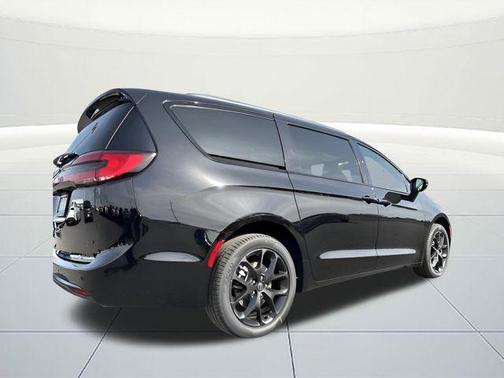 Diamond Black 2026 Chrysler Pacifica Select