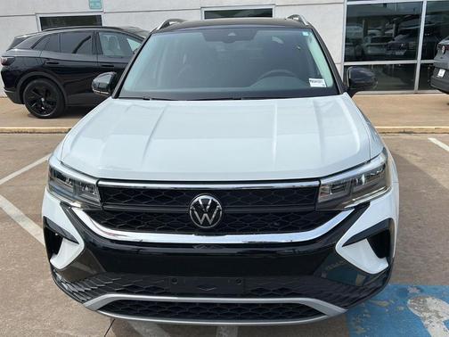 Pure White 2023 Volkswagen Taos 1.5T SE
