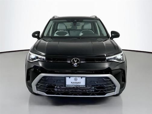 Deep Black Pearl Effect 2025 Volkswagen Taos 1.5T SE