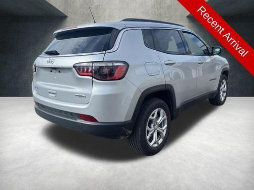 Silver Zynith 2024 Jeep Compass Latitude