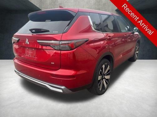 Red 2025 Mitsubishi Outlander SE