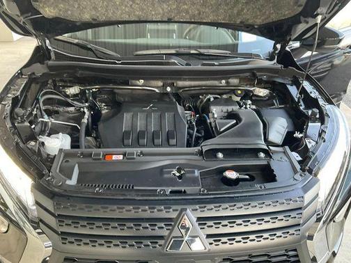 Labrador Black Pearl 2026 Mitsubishi Eclipse Cross LE