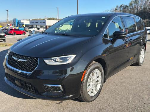 Diamond Black Crystal Pearlcoat 2026 Chrysler Pacifica L