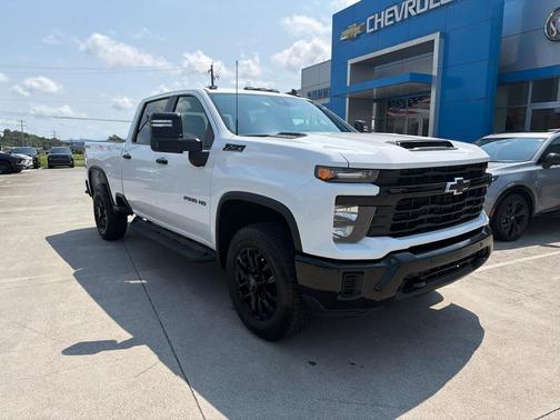 Summit White 2026 Chevrolet Silverado 2500 Custom