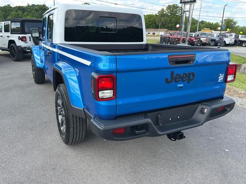 Hydro Blue Pearlcoat 2026 Jeep Gladiator Sahara 4x4
