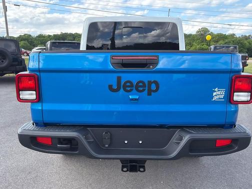 Hydro Blue Pearlcoat 2026 Jeep Gladiator Sahara 4x4