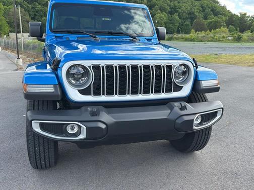 Hydro Blue Pearlcoat 2026 Jeep Gladiator Sahara 4x4