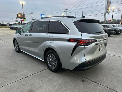 2024 Toyota Sienna XLE
