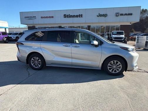 2024 Toyota Sienna XLE