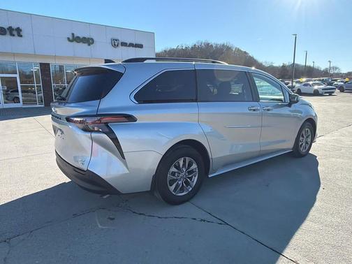 2024 Toyota Sienna XLE