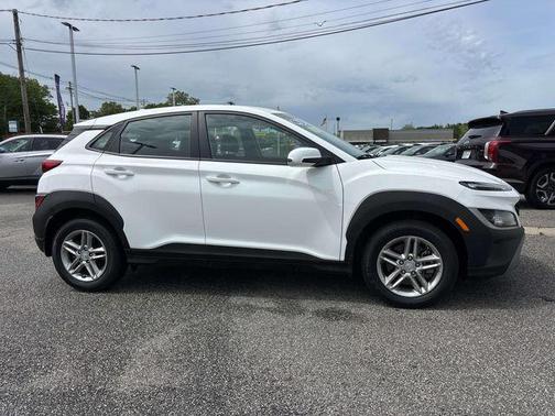 Lunar White 2023 Hyundai KONA SE