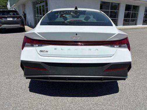 White 2025 Hyundai ELANTRA SE