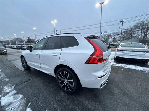 2024 Volvo XC60 B5 Plus Dark Theme