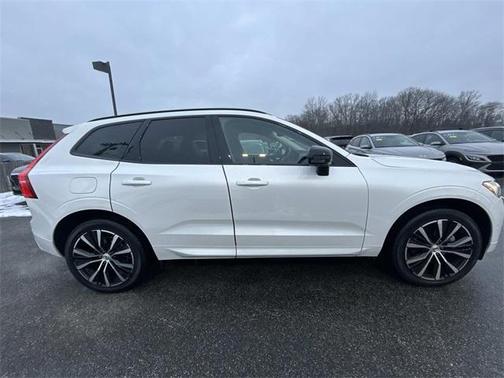 2024 Volvo XC60 B5 Plus Dark Theme