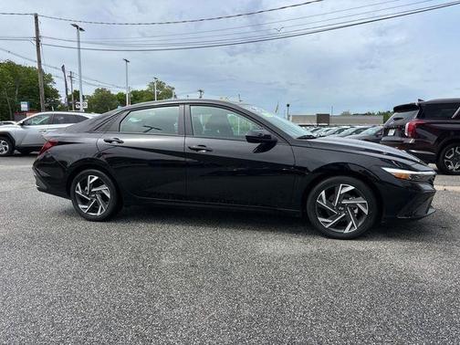 Black 2025 Hyundai ELANTRA SEL Sport