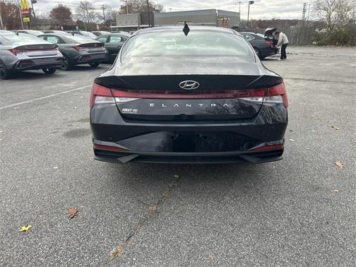 2023 Hyundai ELANTRA SE