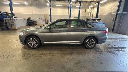 Platinum Gray Metallic 2021 Volkswagen Jetta 1.4T SE
