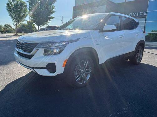 White 2023 Kia Seltos LX