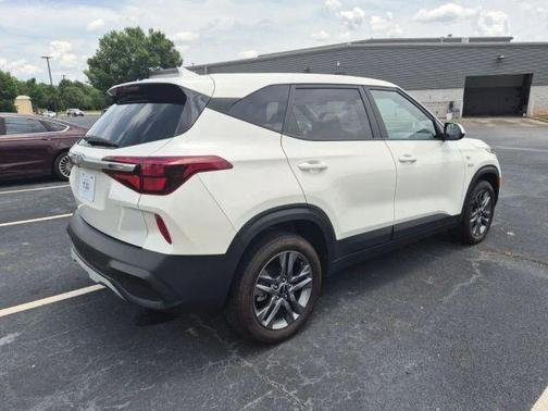 White 2023 Kia Seltos LX