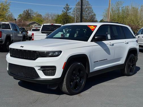 Bright White Clearcoat 2023 Jeep Grand Cherokee Altitude
