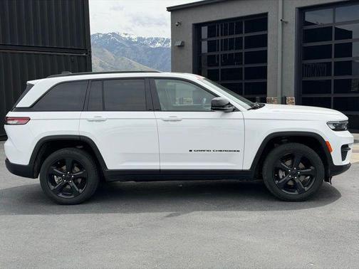 Bright White Clearcoat 2023 Jeep Grand Cherokee Altitude