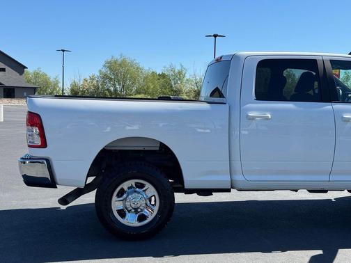 Bright White Clearcoat 2022 RAM 2500 Big Horn Crew Cab 4x4 6'4' Box