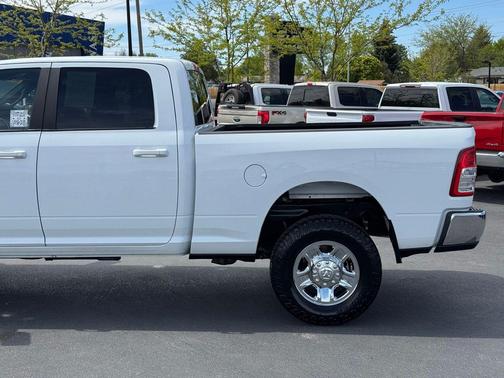 Bright White Clearcoat 2022 RAM 2500 Big Horn Crew Cab 4x4 6'4' Box