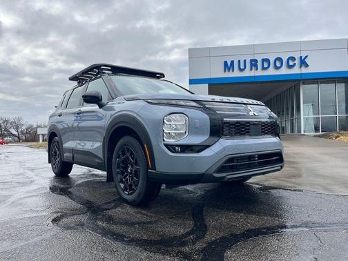Moonstone Gray Metallic/Black Roof 2026 Mitsubishi Outlander Trail Edition 2.5 S-AWC