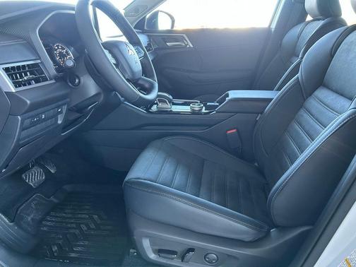 White Diamond/Black Roof 2026 Mitsubishi Outlander Trail Edition 2.5 S-AWC