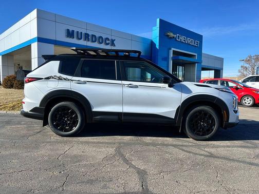 White Diamond/Black Roof 2026 Mitsubishi Outlander Trail Edition 2.5 S-AWC