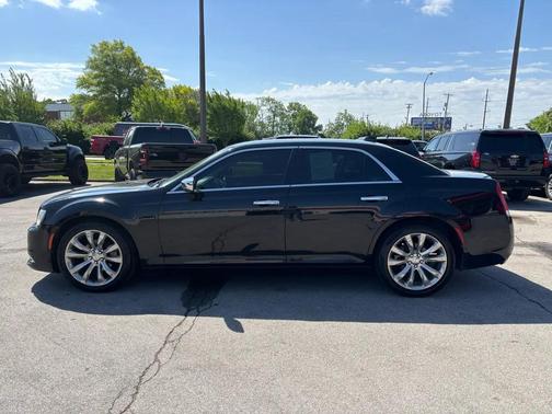 Gloss Black 2019 Chrysler 300 Limited