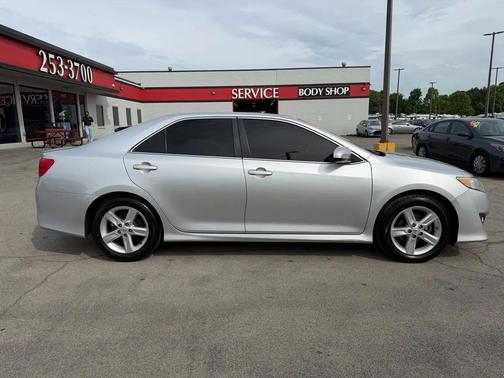 Classic Silver Metallic 2014 Toyota Camry SE