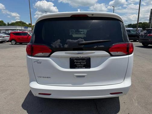 Bright White Clearcoat 2020 Chrysler Voyager LXI