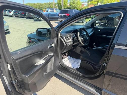 Pitch Black Clearcoat 2019 Dodge Journey SE