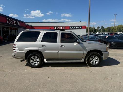 2005 Cadillac Escalade Base