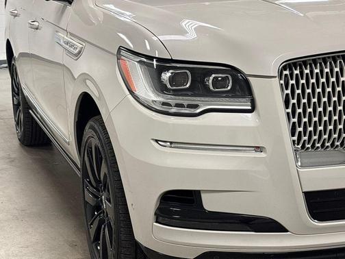 Pearl Metallic 2022 Lincoln Navigator Reserve