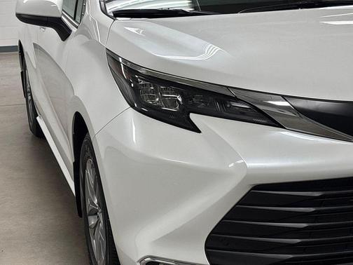 Pearl 2024 Toyota Sienna XLE